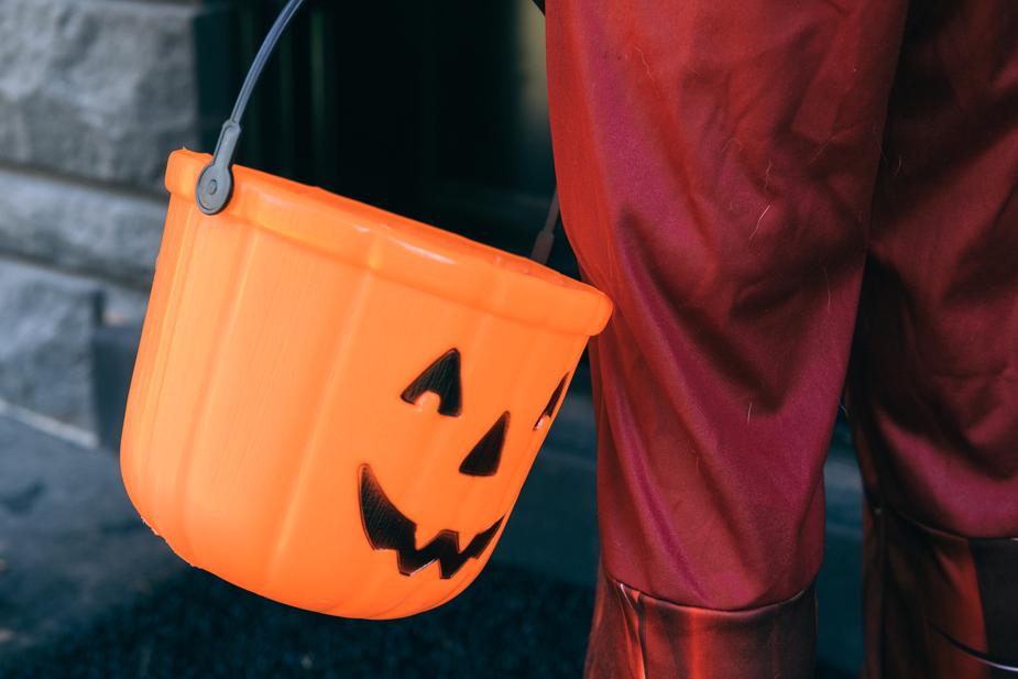 halloween-trick-or-treat-pumpkin-bucket